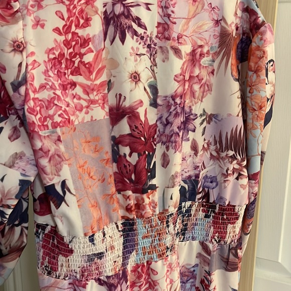 Button front all the way down. Light material. - Picture 2 of 3